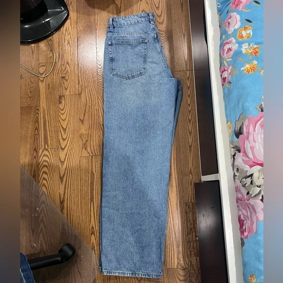 Selling a Medium pair of wide legged jeans from H&M. - Picture 2 of 3